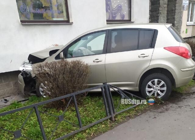 В Петербурге женщина на «Ниссане» врезалась в дом