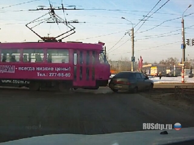 ВАЗ-2112 и трамвай в Нижнем Новгороде 