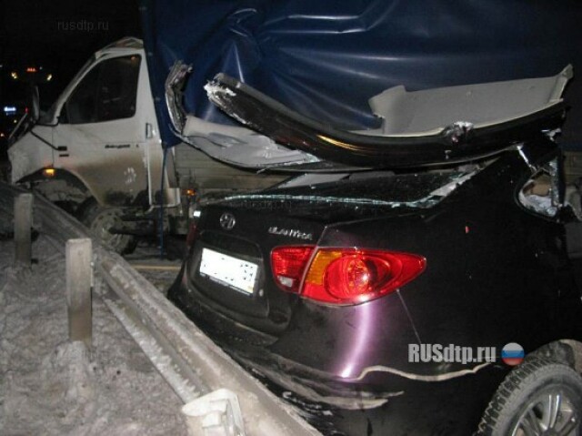 Hyundai Elantra влетел под «Валдай» 