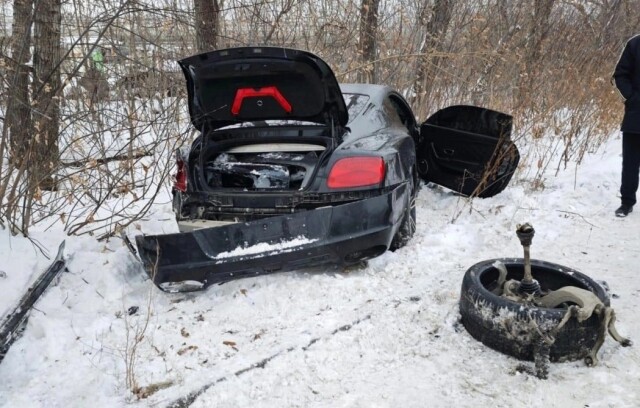 В Екатеринбурге лихач на Bentley пытался объехать пробку по встречной полосе и устроил ДТП 