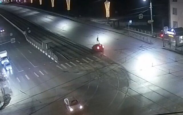 В Челябинске водитель насмерть сбил пешехода и сбежал с места ДТП, бросив машину 