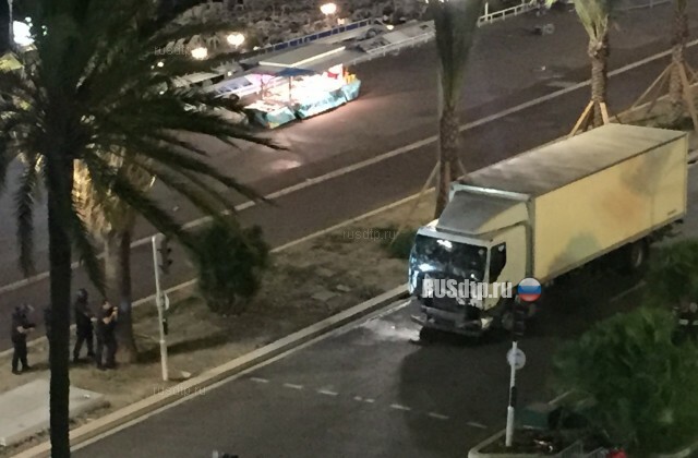 ВИДЕО: во Франции грузовик врезался в толпу людей. Погибли более 80 человек 