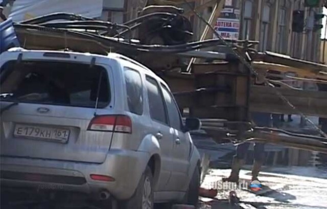 В Ростове упал кран 