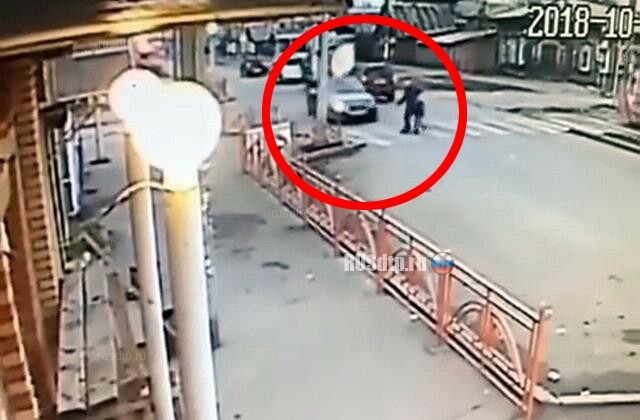 В Иркутске автомобиль сбил женщину с ребенком. ВИДЕО