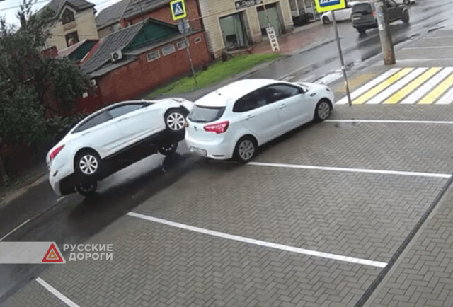 Девушка врезалась в припаркованную машину в Краснодаре