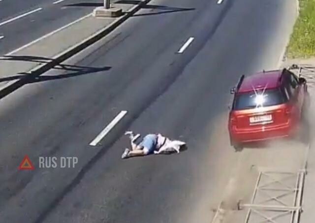 Suzuki сбил девушку на Митрофаньевском шоссе в Санкт-Петербурге