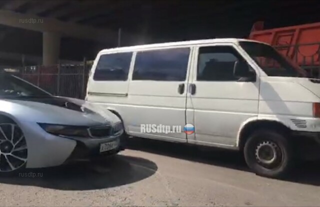 Суперкар BMW i8 попал в ДТП в центре Москвы 