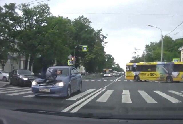 Авария в Петергофе: водитель не заметил и сбил переходившего дорогу пешехода