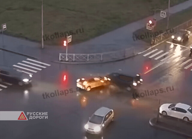 Три автомобиля столкнулись на перекрестке в Красном Селе