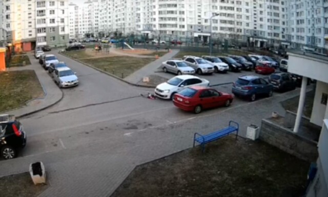 Выбежала из-за припаркованных машин: в Минске женщина на «Фольксвагене» сбила 7-летнюю девочку