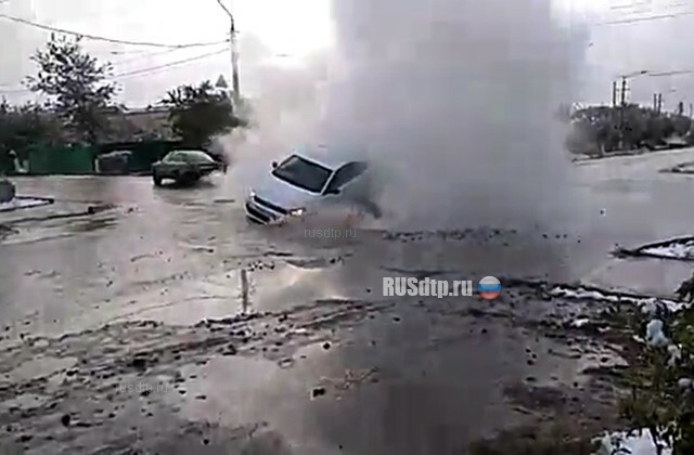 В Петропавловске автомобиль провалился под асфальт