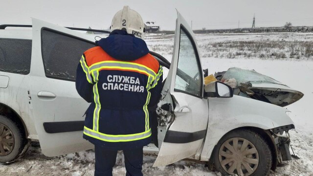 «Лада Ларгус» столкнулся с самосвалом в Саратовской области: четверо не выжили 