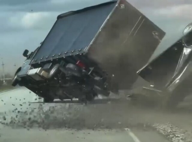 Под Самарой ураганный ветер сдул с дороги «Газель» с прицепом 