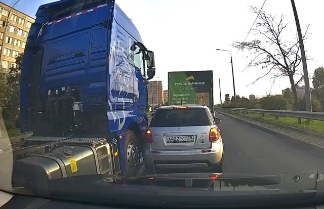 Заканчивалась полоса: в Петербурге водитель тягача при перестроении не заметил легковушку