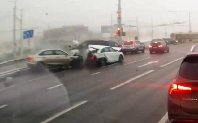 Каршеринговый Belgee столкнулся с несколькими автомобилями на светофоре в Минске 