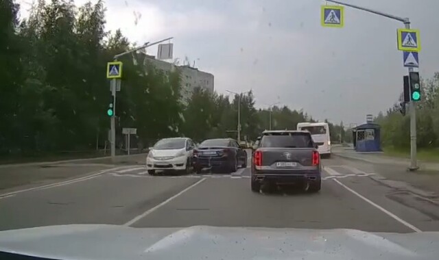 Момент ДТП в Нижневартовске: водитель «Мазды» обгонял поток через сплошную