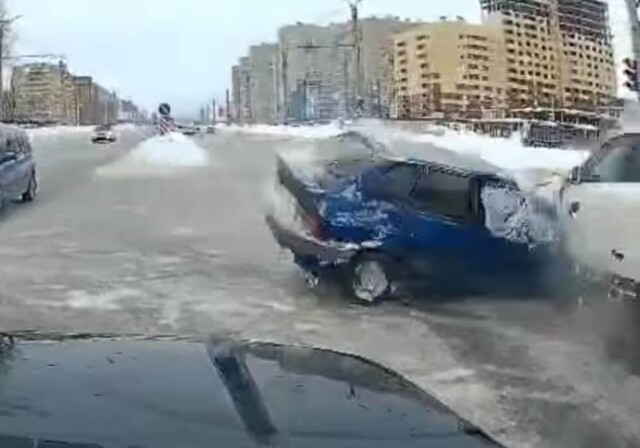 ВАЗ-2114 и Mercedes столкнулись в Новочебоксарске: пострадали три человека 
