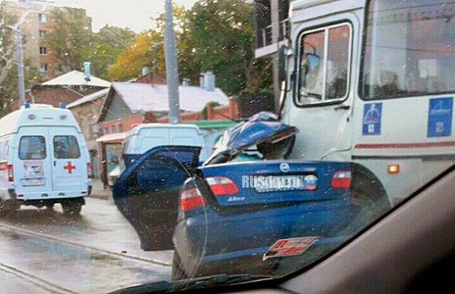 В Ростове-на-Дону автомобиль столкнулся с автобусом. Погиб человек 