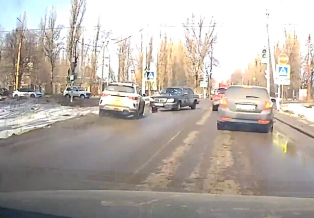 ДТП в Воронеже: водитель универсала спешил и едва не врезался во встречную «Волгу» 