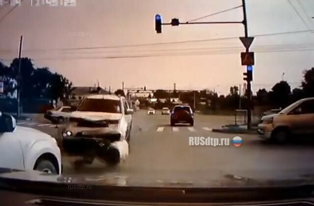 В Хабаровске водитель решил проскочить на красный и попал в ДТП, сбив пешехода