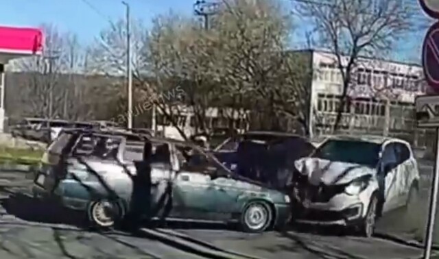 Момент тройного ДТП в Чебоксарах: водитель «Гранты» выезжал со второстепенной 