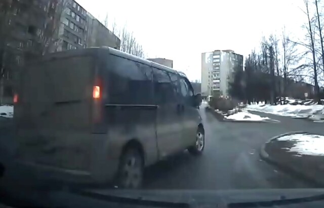 В Кирове водитель фургона решил повернуть направо и устроил ДТП 