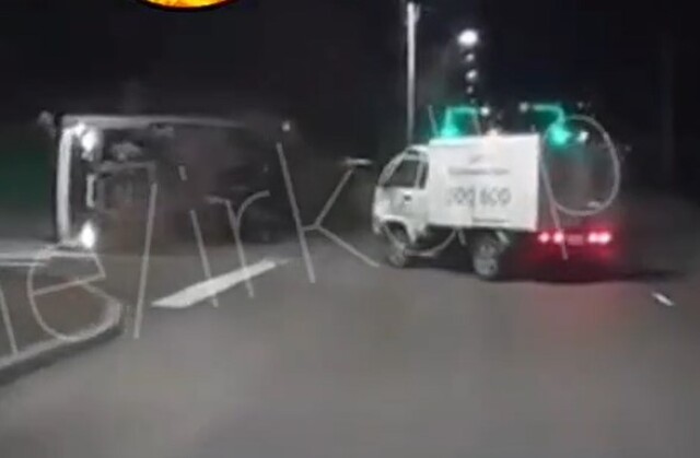 Фургон опрокинулся от столкновения с другим фургоном в Иркутске