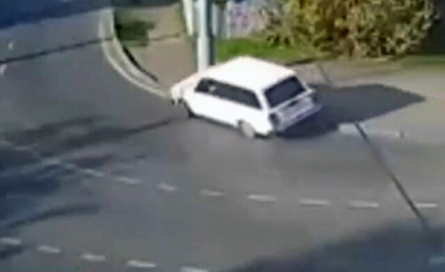 В Краснодаре водитель универсала не вписался в поворот и врезался в столб