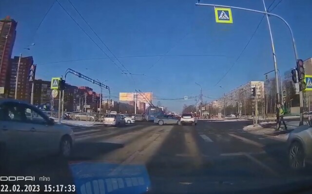 ДТП в Петербурге: женщина остановилась на светофоре и рванула на красный 