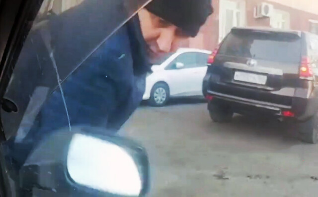 Во Владивостоке пьяный водитель внедорожника устроил ДТП, разбил зеркало на машине очевидца и скрылся