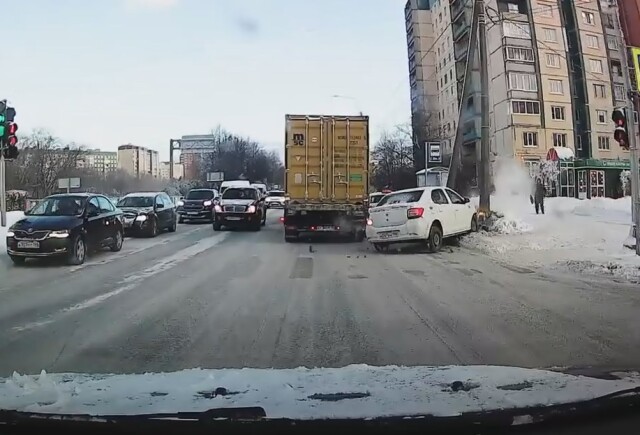 ДТП в Петербурге: водитель «Логана» не успел затормозить и въехал в такси 