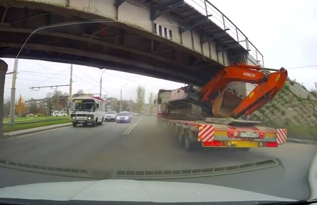 В Орле под железнодорожным мостом застрял трал, перевозивший экскаватор