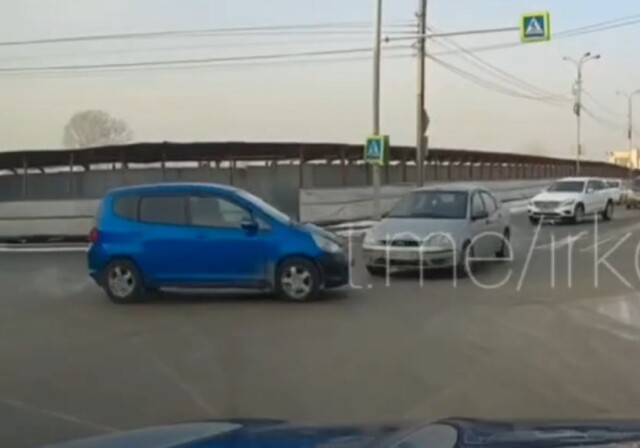 Два легковых автомобиля столкнулись на одном из перекрестков в Иркутске 