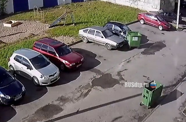 В Калининграде мусорный контейнер повредил несколько машин на парковке