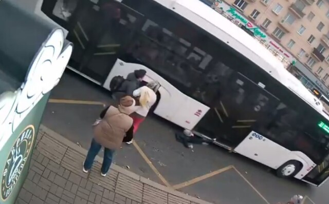 В Омске водитель автобуса зажал дверями ребенка и тащил его за собой несколько метров