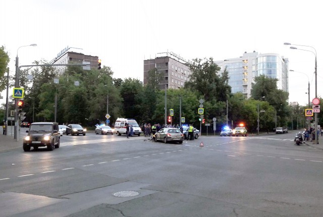 Мотоцикл и легковой автомобиль столкнулись на Вильгельма Пика в Москве