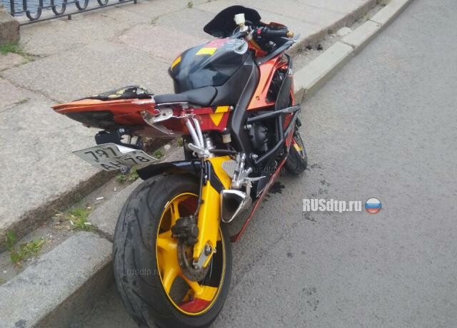 В Петербурге мотоциклист сбил пешехода и погиб. ВИДЕО 