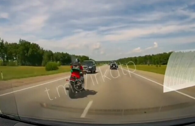 Мотоциклист столкнулся с попутным автомобилем в Иркутской области