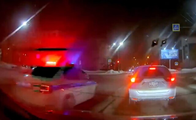 «Оба двигались на красный»: машина ДПС и гражданский автомобиль столкнулись в Ангарске