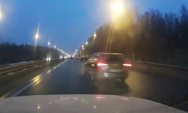 Момент ДТП на трассе «Кола»: водитель играл в «шашки» и столкнулся с попутным автомобилем