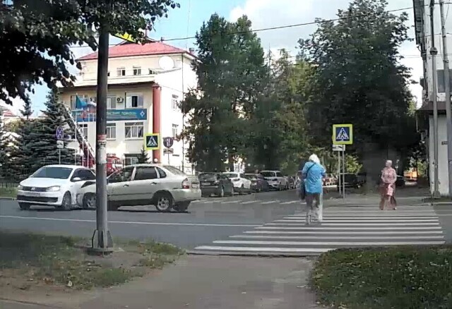 «Не пропустил пешеходов»: два автомобиля столкнулись на одной из улиц Владимира 