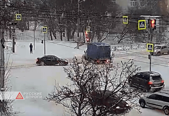 В Вологде «Газель» столкнулась с двумя легковыми автомобилями на перекрестке