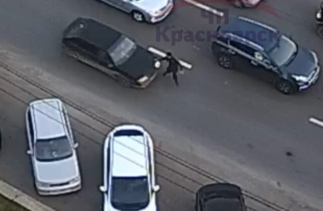 Почти получилось: в Красноярске пешеход пытался перебежать через шесть полос и попал под машину