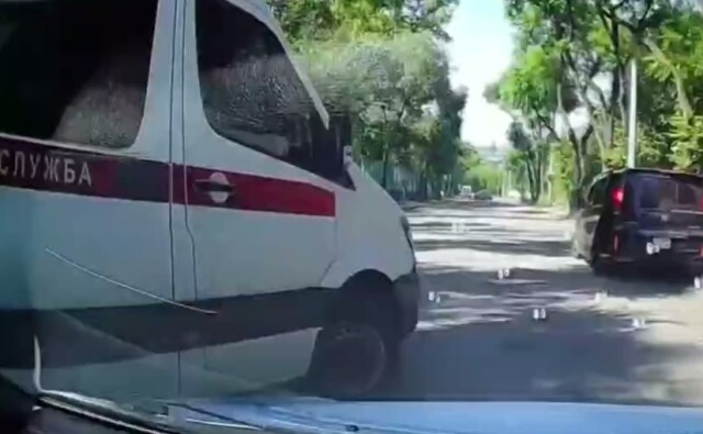 «Сам себя наказал»: в Иркутске водитель скорой повернул не с той полосы и устроил ДТП 