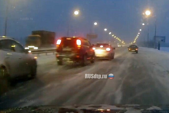 Массовое ДТП на Мурманском шоссе в Петербурге зафиксировал видеорегистратор 
