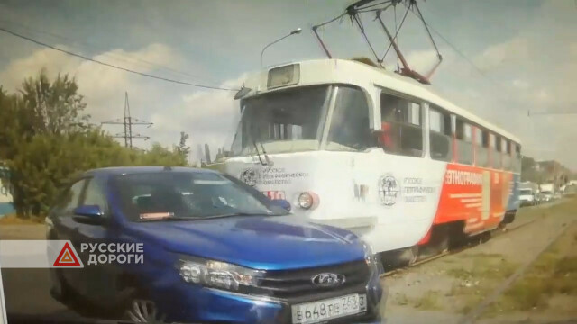 Lada Vesta столкнулась с трамваем в Самаре