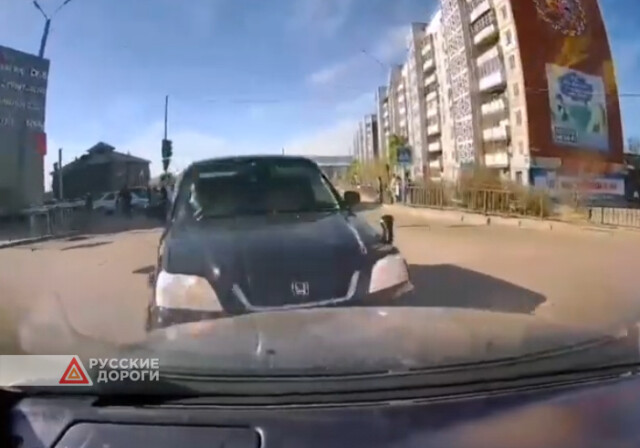 Toyota Mark II и Honda CR-V столкнулись на перекрестке в Улан-Удэ