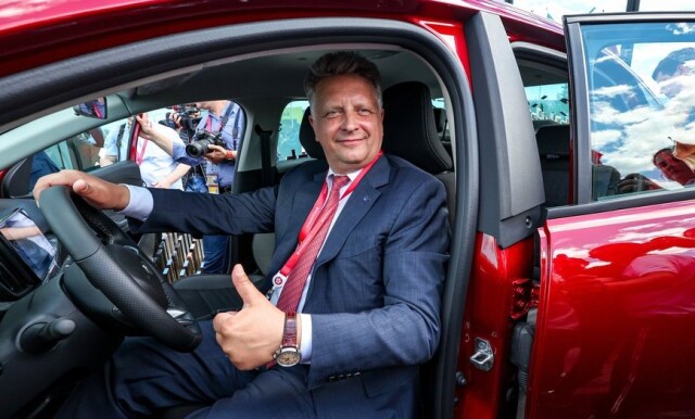 Вопрос без ответа: почему глава АвтоВАЗа нахваливал «Ладу», а затем уехал на роскошном «Мерседесе»? 