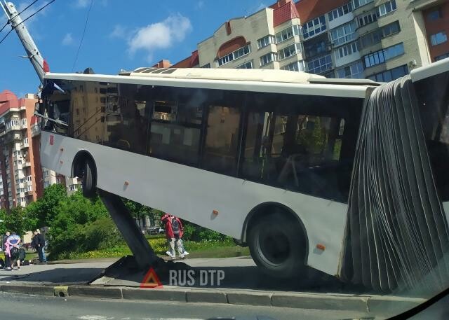 Автобус запрыгнул на столб в Петербурге. ВИДЕО 