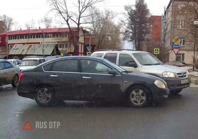 Mazda и Nissan столкнулись в Томске